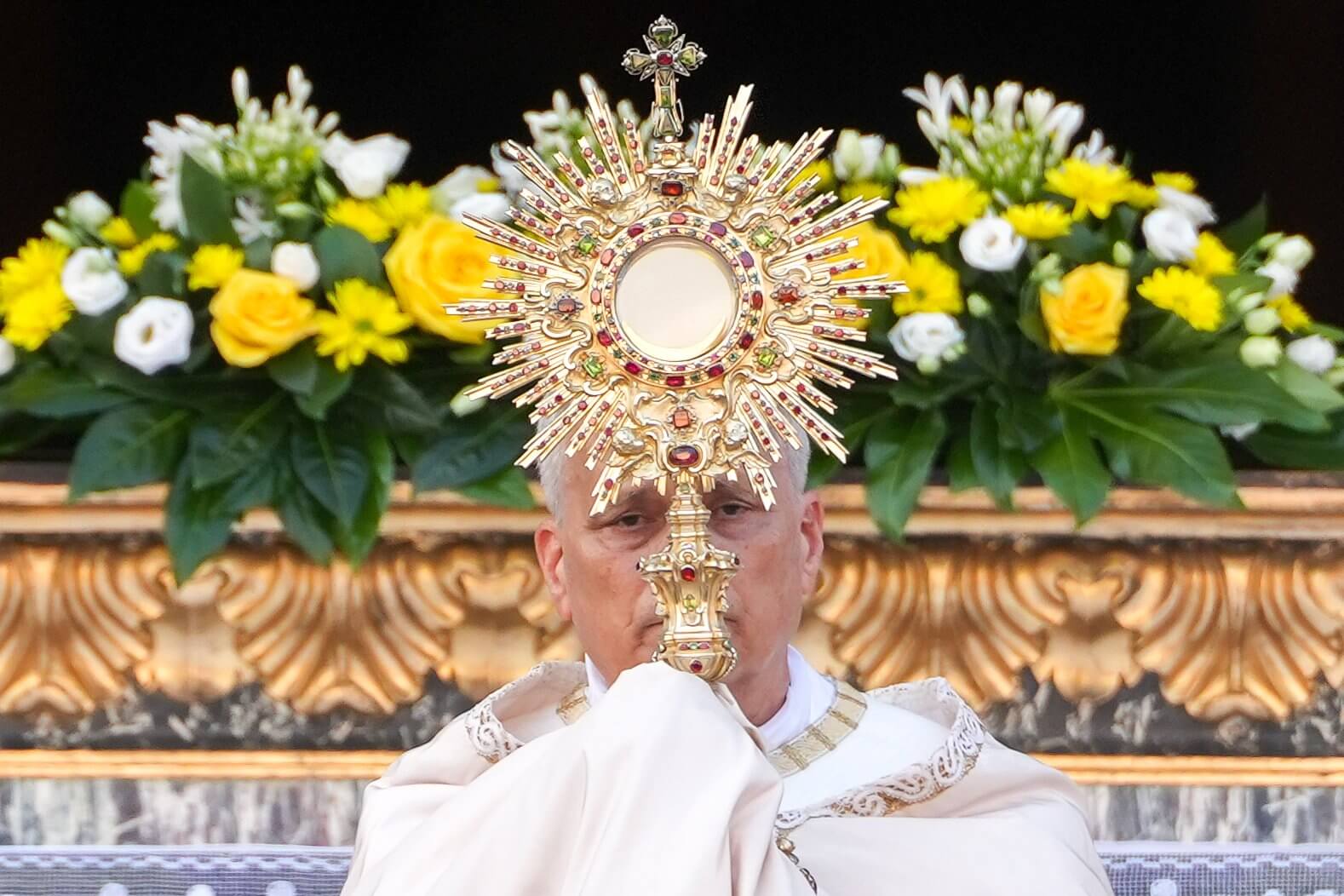 Pope leads Corpus Christi procession through streets of Rome