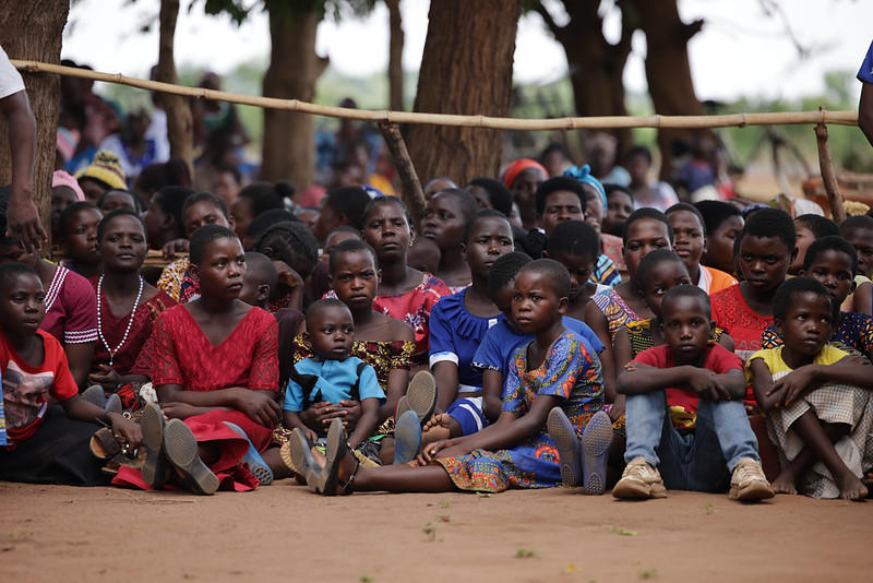 1.500 feligreses viven el sacrificio de la misa en la parroquia de Santa Bernadette de Chitula, Malawi. Aparentemente indiferentes al calor y a la tardanza, sus rostros irradian calidez y expectación.