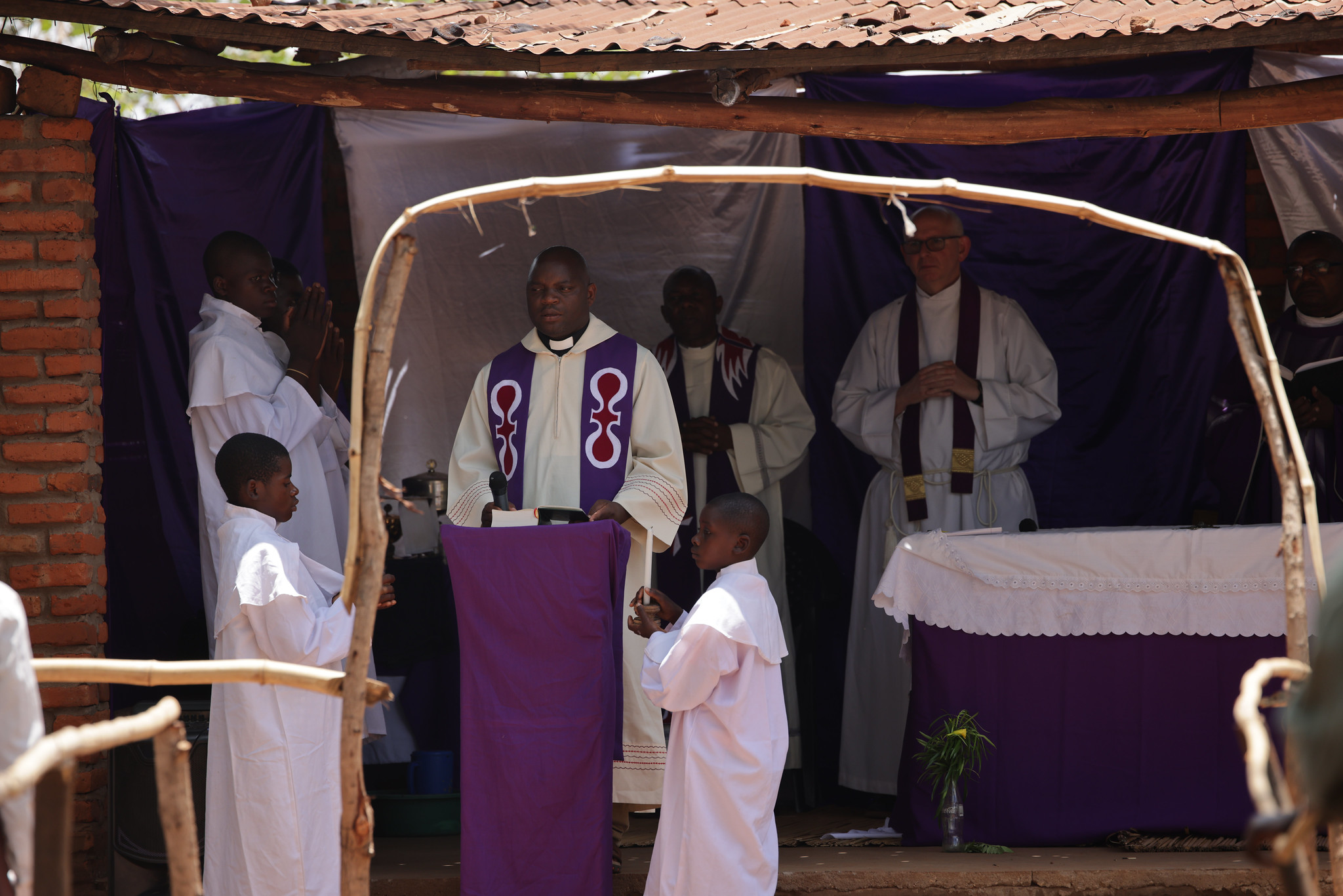 Una modesta estructura de ladrillo junto a la antigua iglesia sirve como lugar de culto actual: un pequeño cobertizo de tres paredes es el santuario donde tiene lugar el sacrificio de la misa.